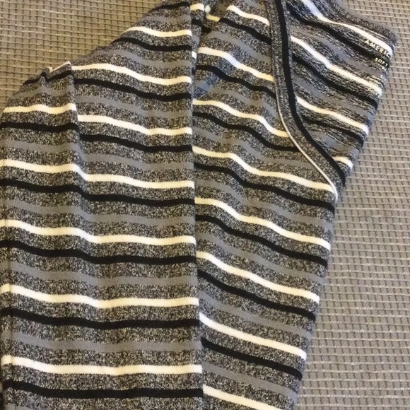 American Eagle women’s plush pullover sweater. - Picture 6 of 6